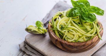 Low carb cuketové špagety s tuňákem